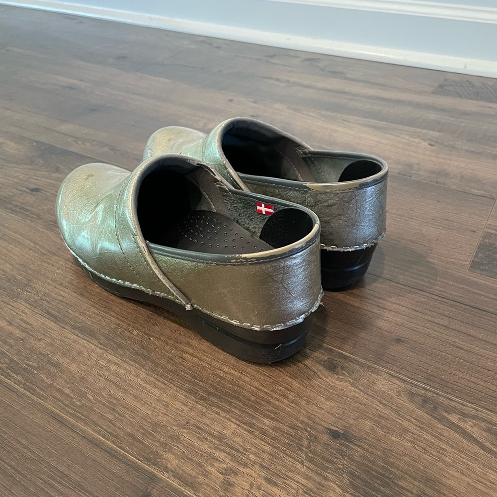 Sanita nursing clogs size 39 (8-9)